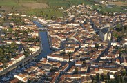 Vue d'aval de l'église et du vieux pont